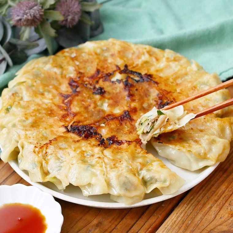 器に盛られた焼き餃子