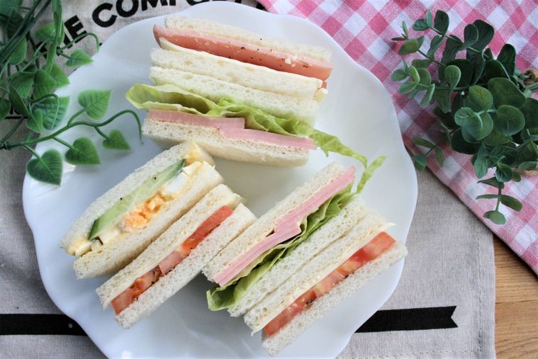 器に盛られたサンドイッチ