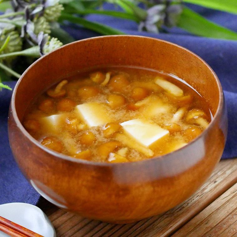 汁椀に入っているなめこと豆腐の味噌汁