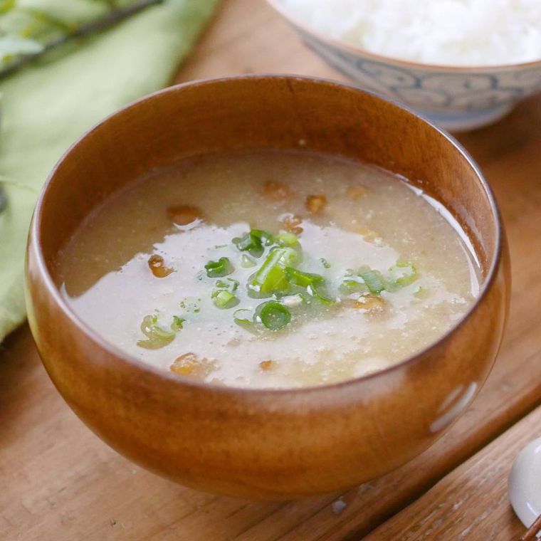 木製の汁椀に入っている大根おろしとなめこの味噌汁