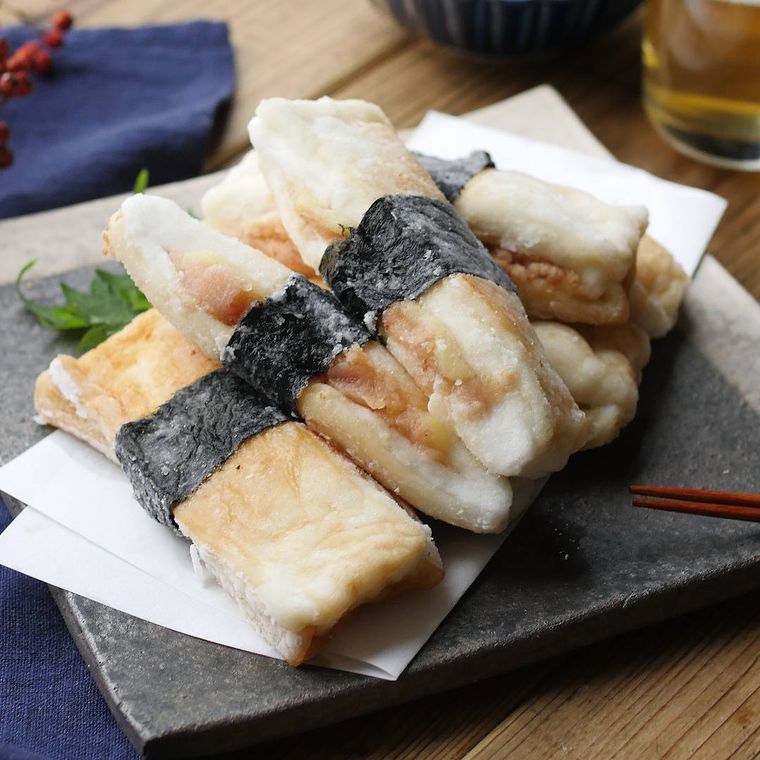 黒く四角い皿に盛りつけた明太チーズの磯辺揚げ