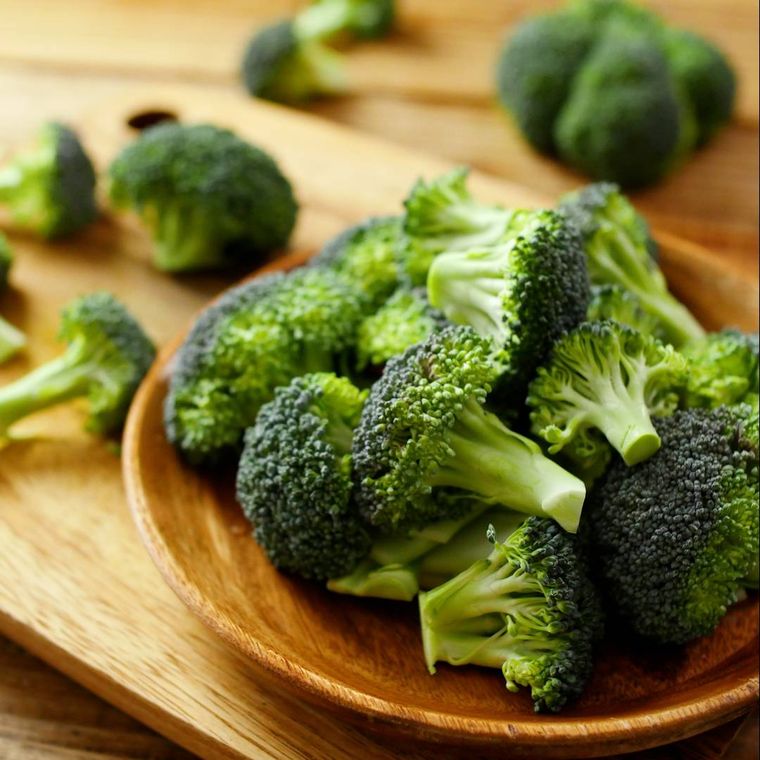 木の皿に盛られた小房に分けたブロッコリー