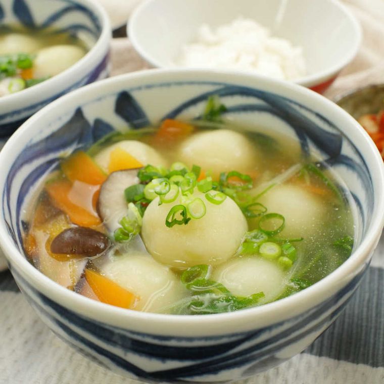 青い柄の器に入れたじゃが豚のスープ