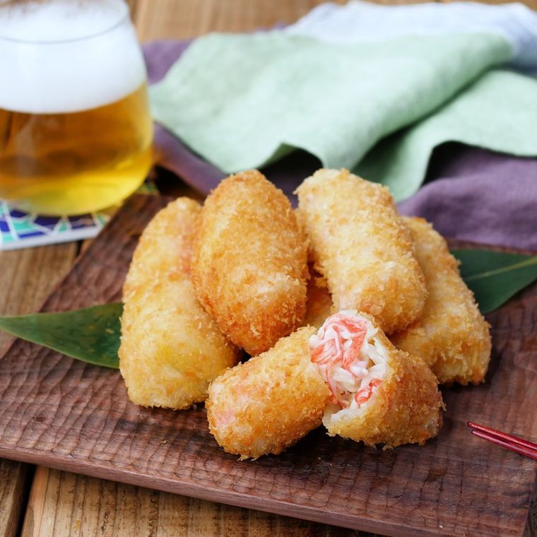 茶色い木製の皿にベトナム風クロケットが盛られている様子