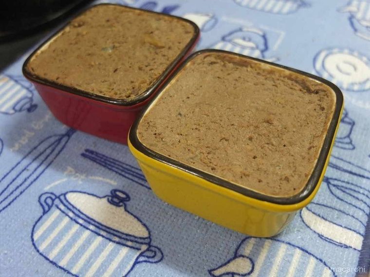 黄色と赤の四角い器に入れた鶏レバーペースト