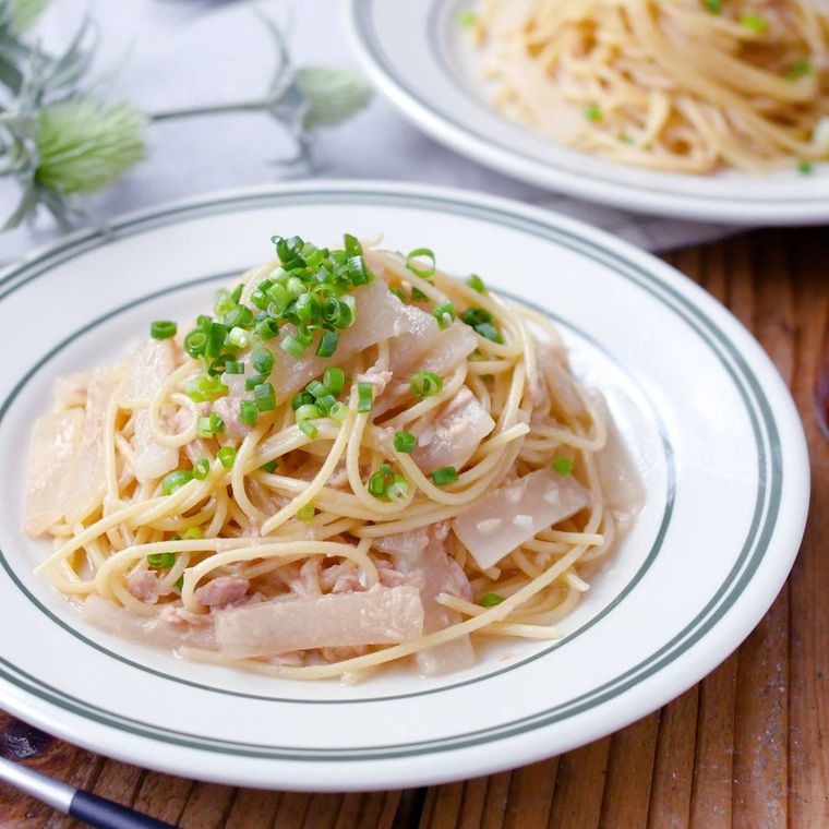白とグリーンの皿にのった大根のさっぱり和風パスタ