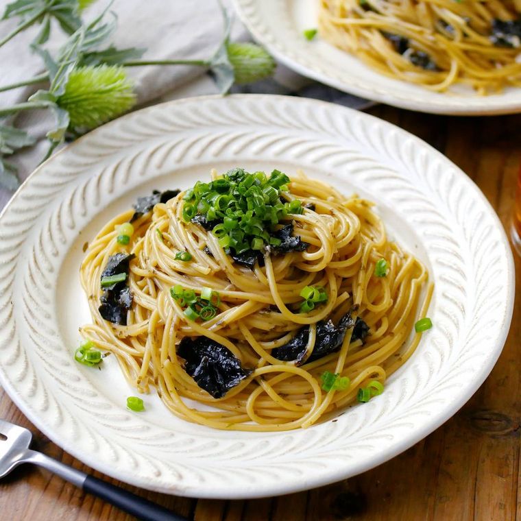 白い皿にのった海苔の和風パスタ