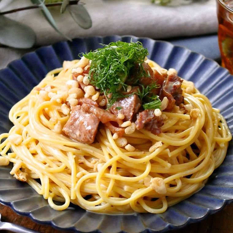 ネイビーの皿にのったやきとり缶の和風パスタ