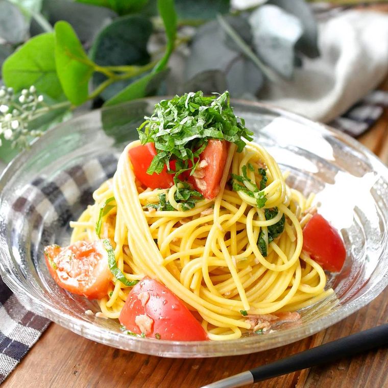 透明な皿にのったトマトの和風冷製パスタ