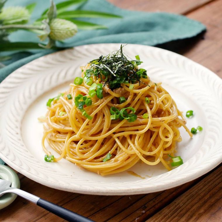 白い皿にのったマヨめんつゆパスタ