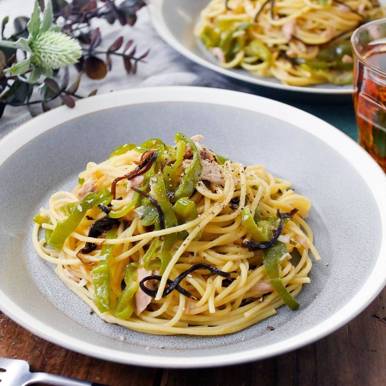 白い皿にのったピーマンの和風パスタ