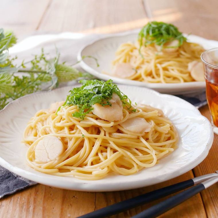 白い皿にのった帆立貝のパスタ