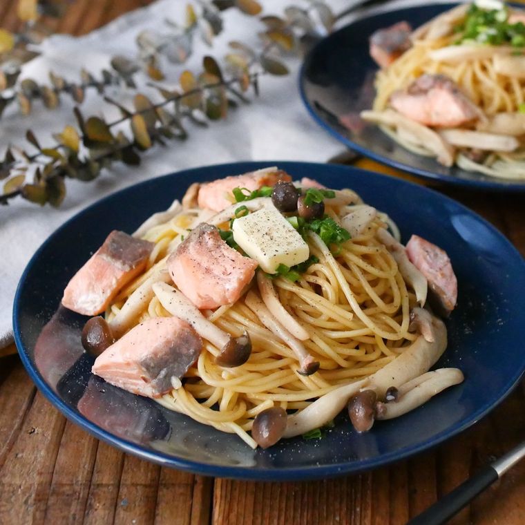 ネイビーの皿にのった生鮭ときのこのパスタ
