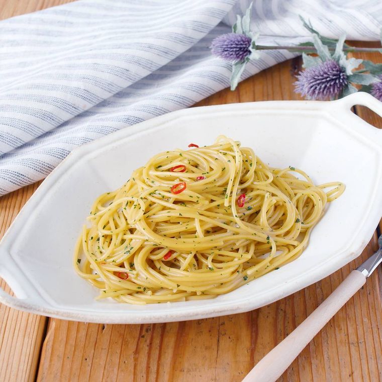 白い皿にのった大葉和風ペペロンチーノ