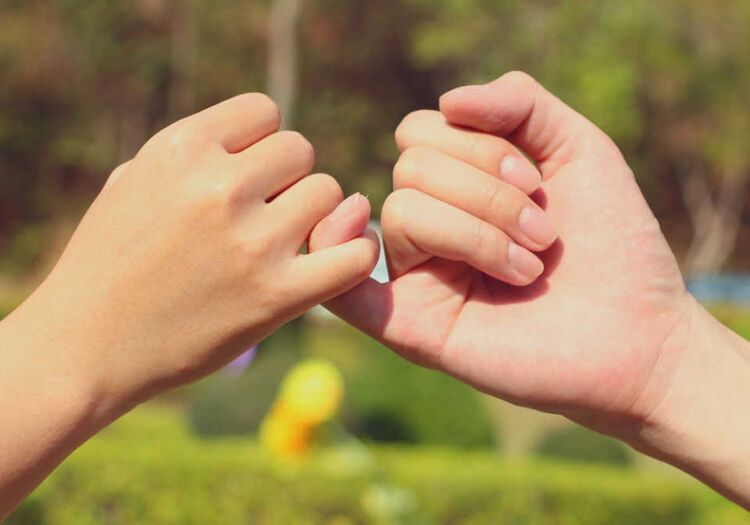 小指と小指をつなぐふたつの手