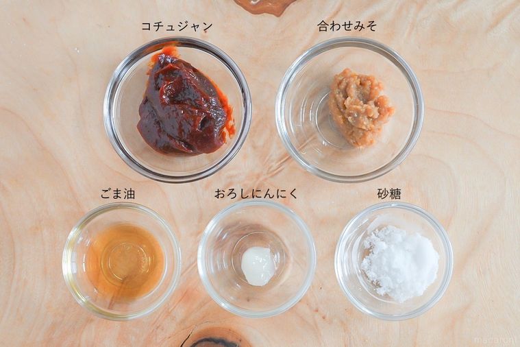 テーブルに並んだサムギョプサルの基本のタレの材料