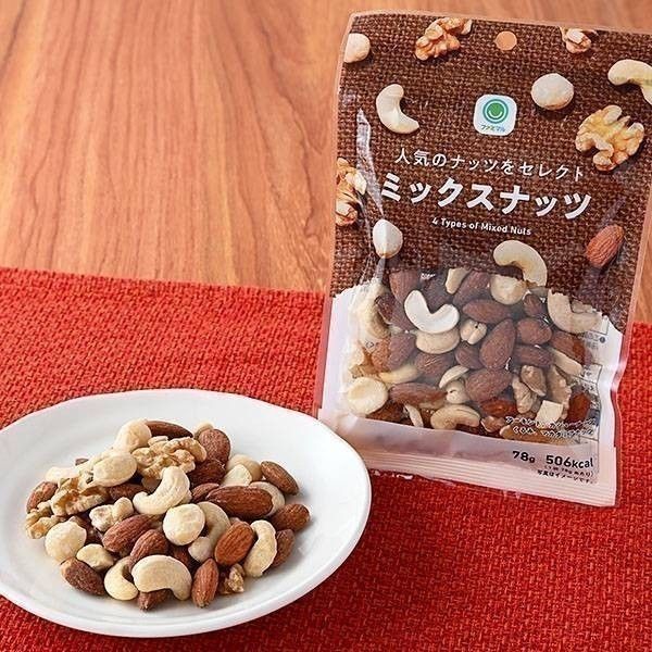 白い皿にのせたファミリーマートのおつまみ人気のナッツをセレクトミックスナッツとパッケージ