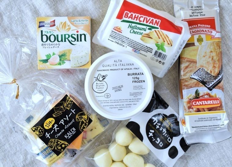 テーブルに並べたカルディのチーズ6種