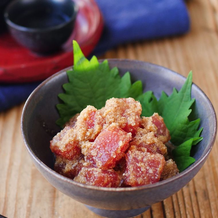 黒い器に盛り付けられたゴマだくまぐろ