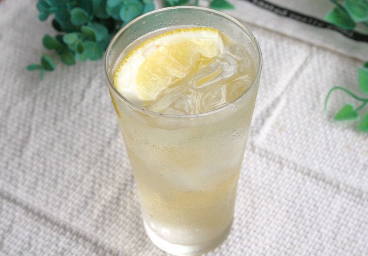 レモンスライスを浮かべたハイボールが入っているグラス