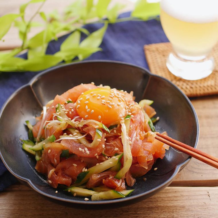 黒い器に盛り付けられたピリ辛生ハムユッケ