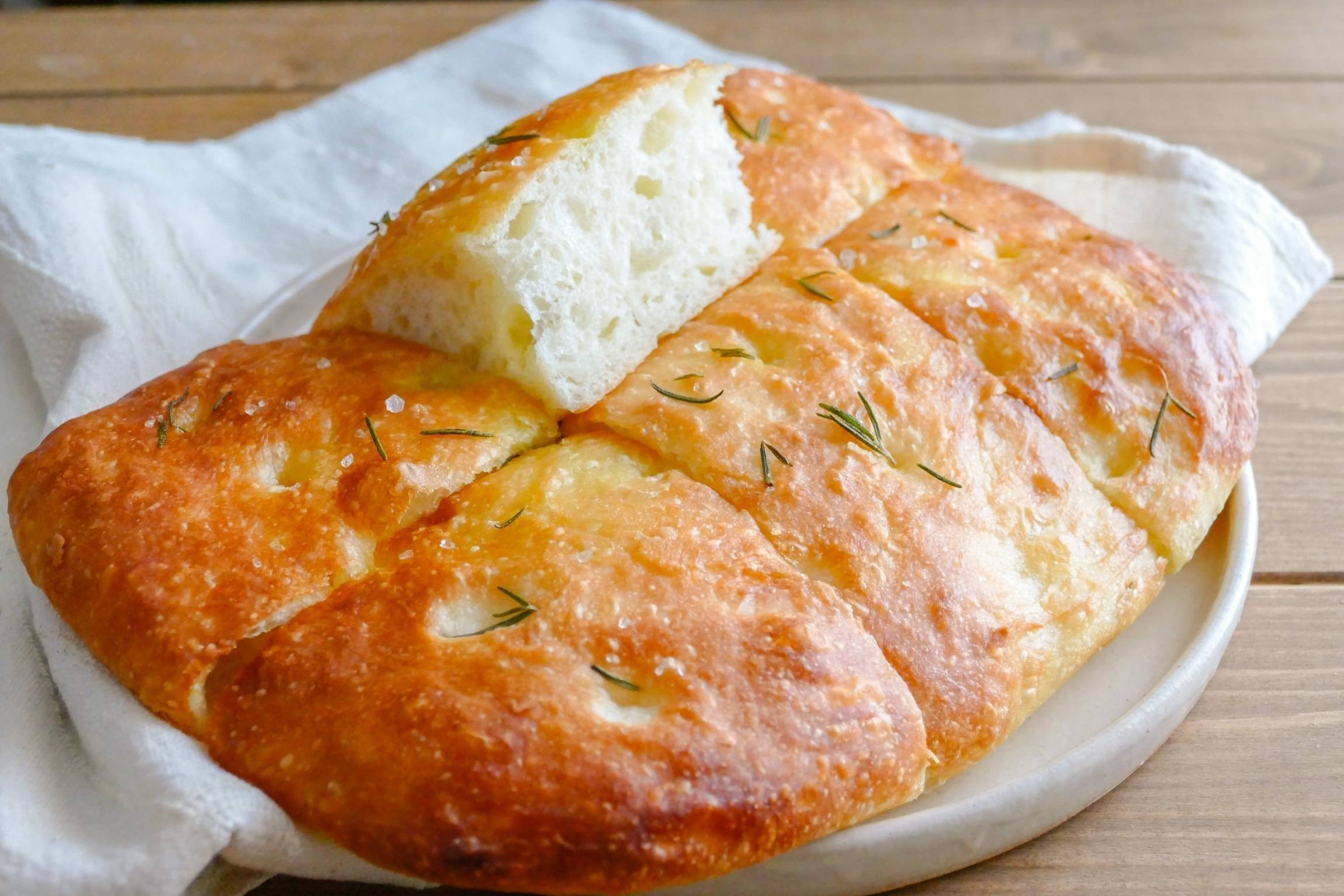 もちもち食感！フォカッチャのレシピとおすすめの食べ方 - macaroni