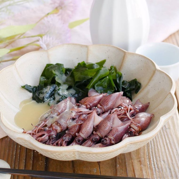 白い皿に盛られたホタルイカの酢みそ和え