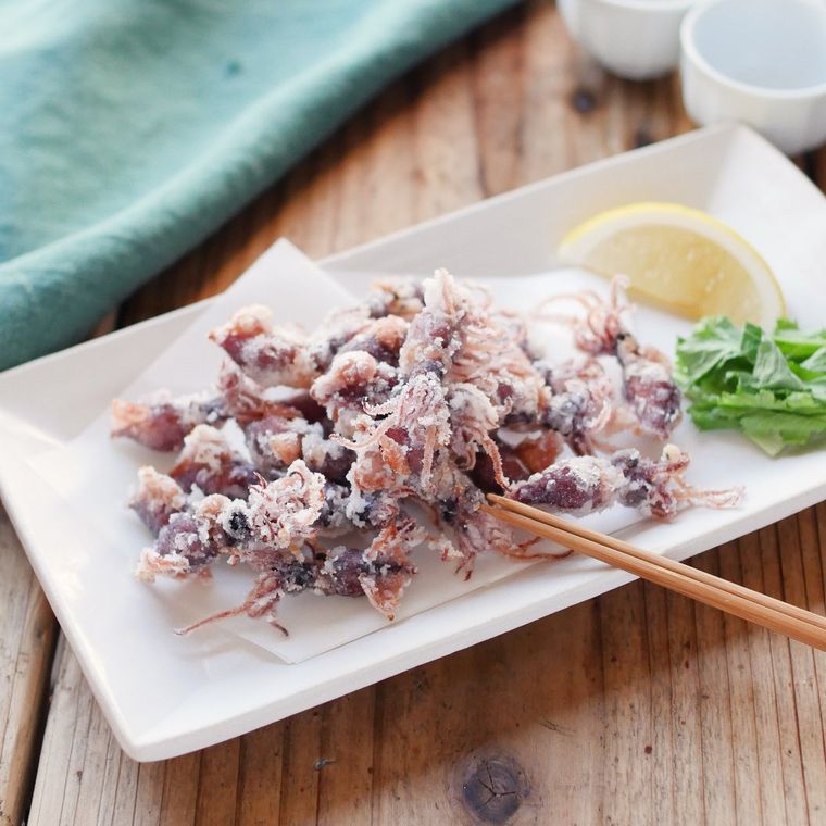 白い皿に盛られたホタルイカの唐揚げ