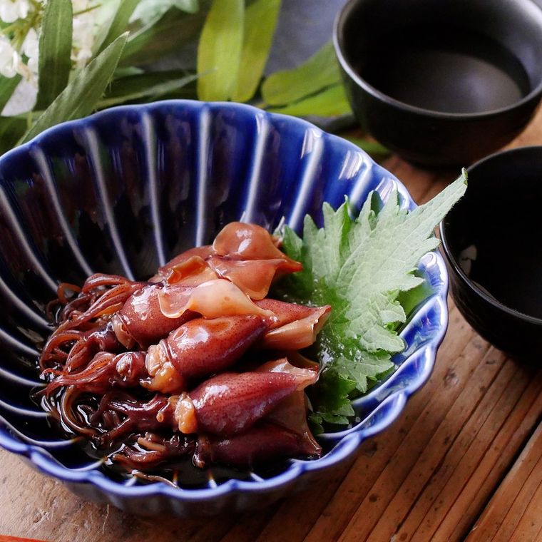 青い皿に盛られたホタルイカの沖漬け風