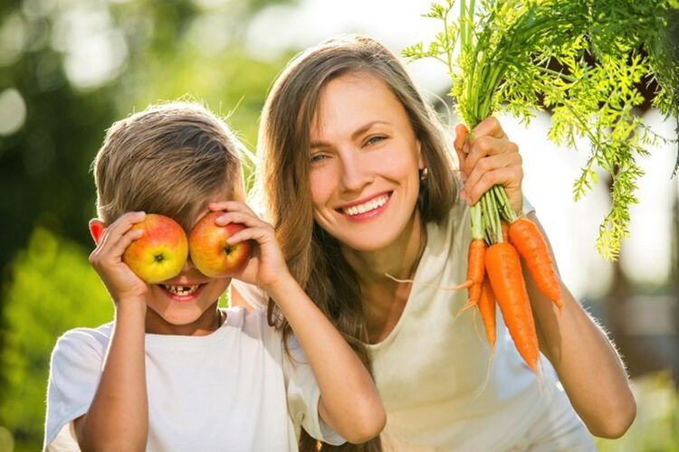 野菜と果物を持つ親子