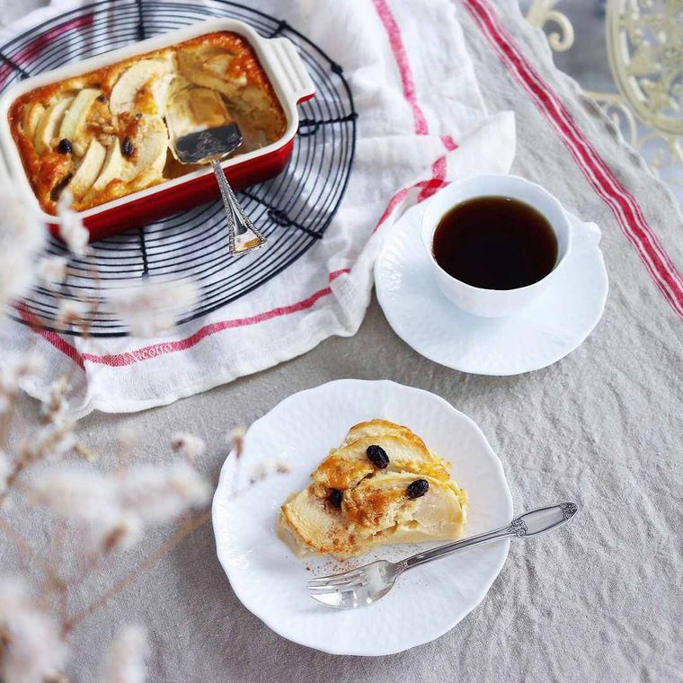 グラタン皿に入っているクラフティを白い小皿に取り分けた様子