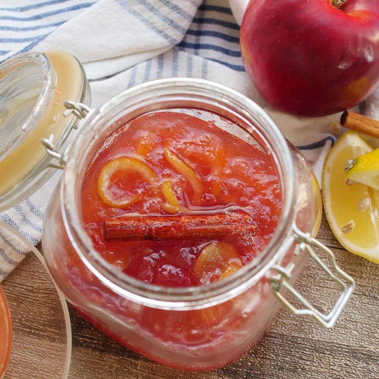 蓋付きの瓶に入った、りんごとしょうがのシロップ