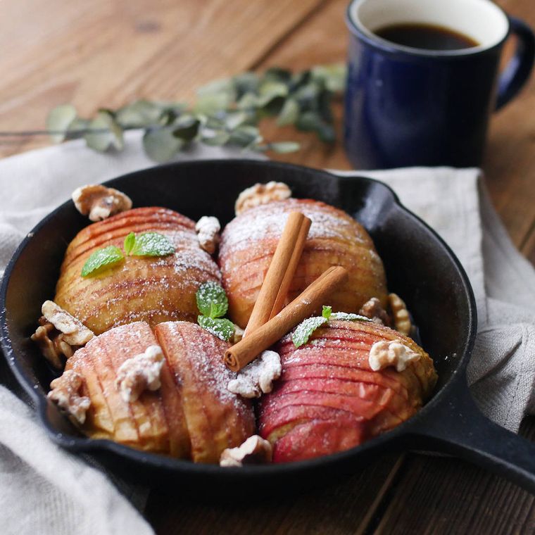 りんごが敷き詰められたスキレット