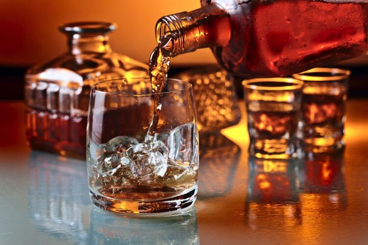 いつもお酒を飲むと眠くなる…それって体にいいこと？悪いこと？ macaroni