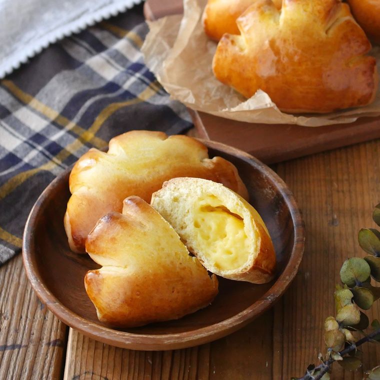 皿にのった、簡単濃厚クリームパン