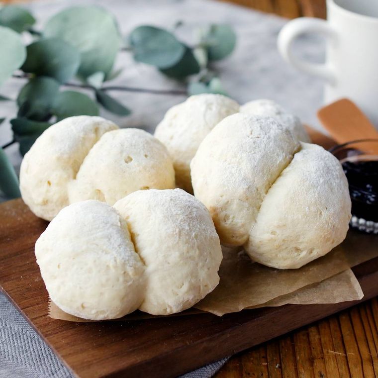 カッティングボードにのった、シンプル豆腐パン