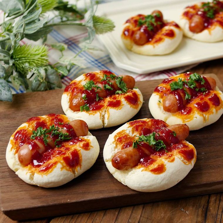 カッティングボードにのった、米粉のもっちりウインナーパン