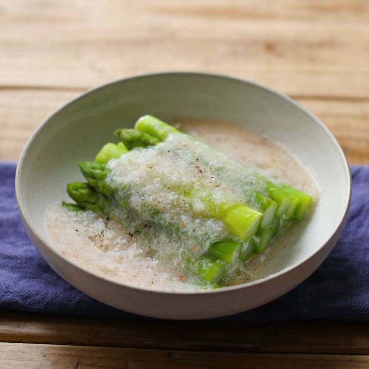 白い器に盛り付けたアスパラのかにあんかけ