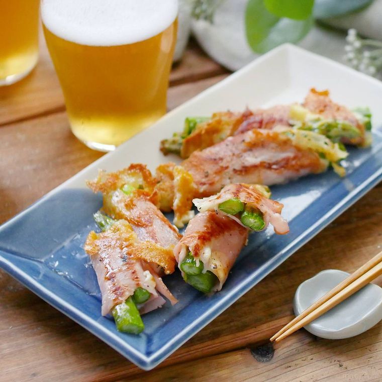 青色の長方形の皿に盛られたアスパラとハムのチーズ焼き