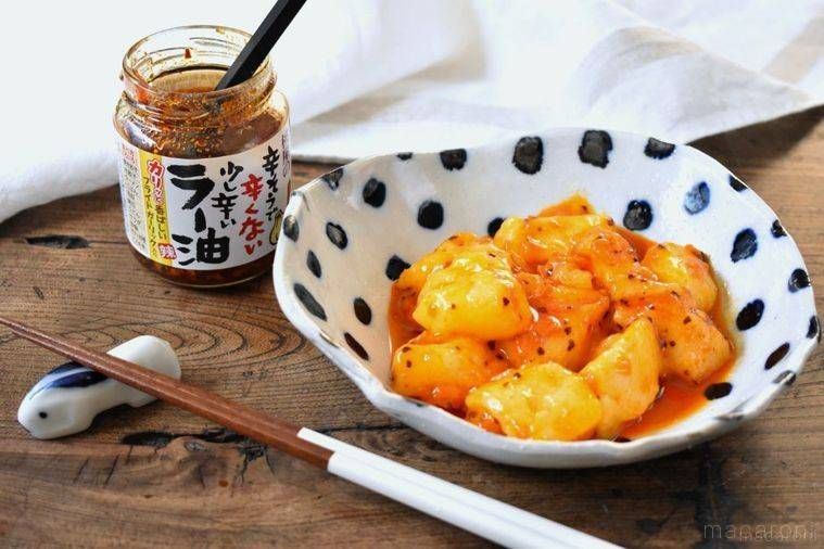 水玉の皿に盛られた食べるラー油もち