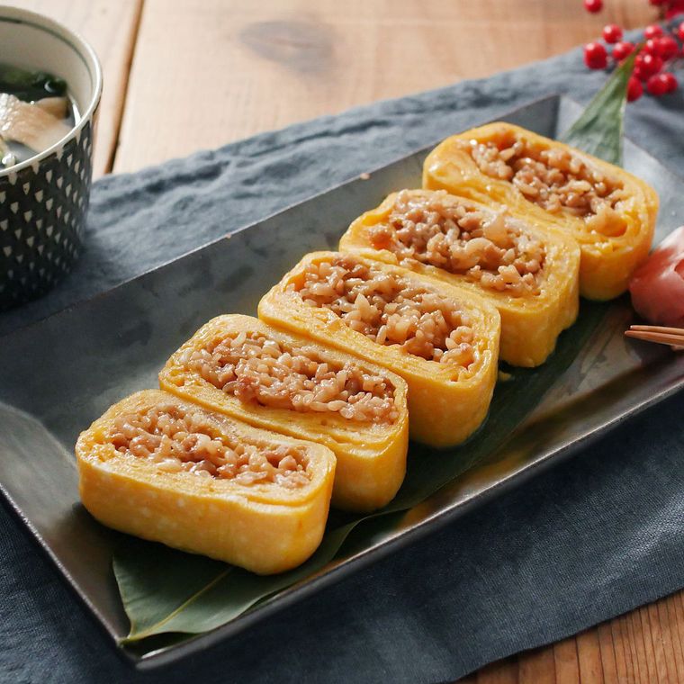 黒い角皿にのった、親子丼のだし巻き卵