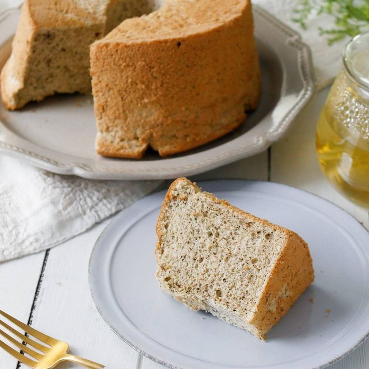 皿にのった、紅茶の上品なシフォンケーキ