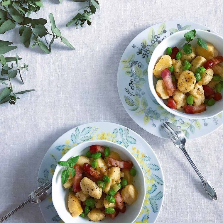 白い柄皿に盛られた、リコッタチーズのニョッキ風