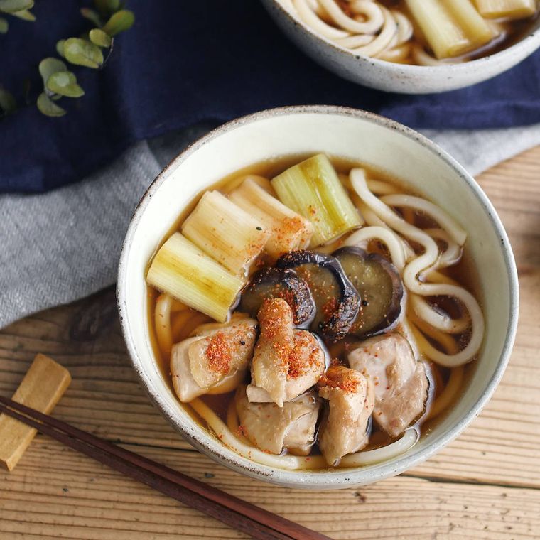 白い丼に盛られた、鶏南蛮うどん