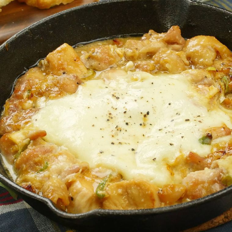 スキレットに入った、鶏肉のねぎ味噌モッツァレラチーズ焼き