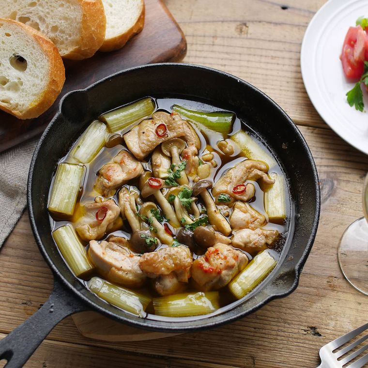 スキレットに入った、鶏肉と長ねぎのアヒージョ