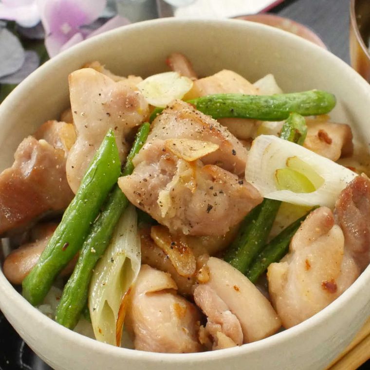 白い丼に盛られた、鶏肉のねぎ塩ガーリックバター丼
