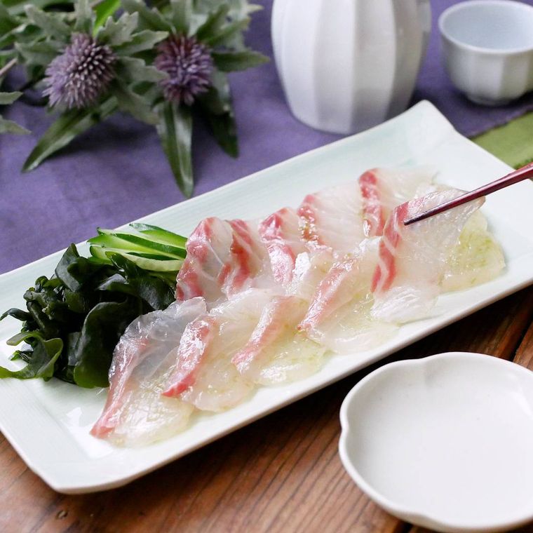 白い角皿に盛られた鯛の昆布じめ風