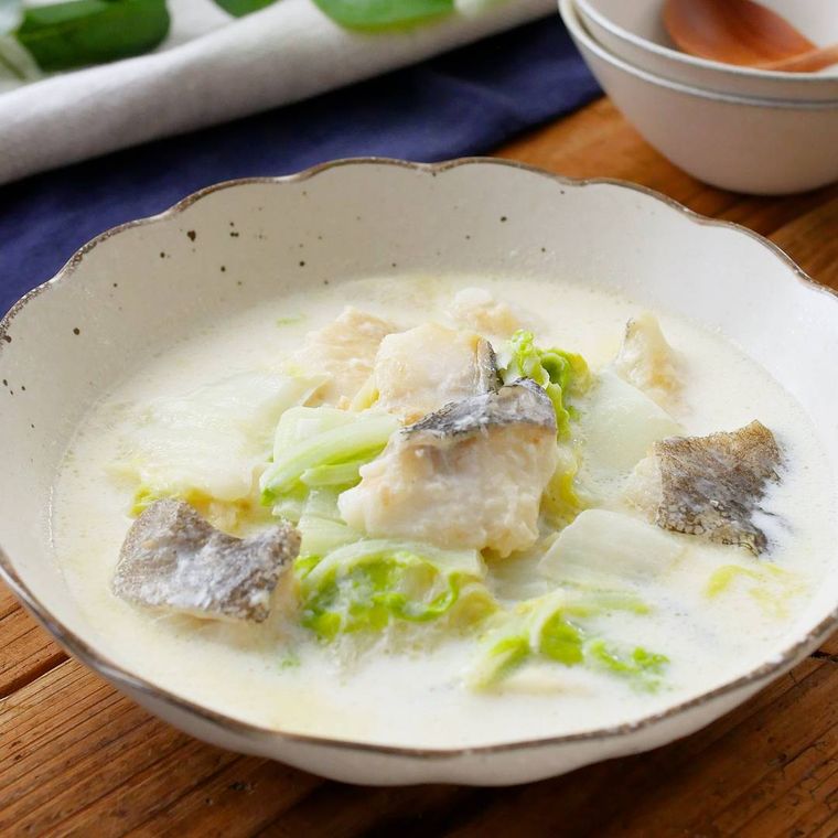 石目肌の白い深皿に盛りつけられているたらと白菜のクリーム煮