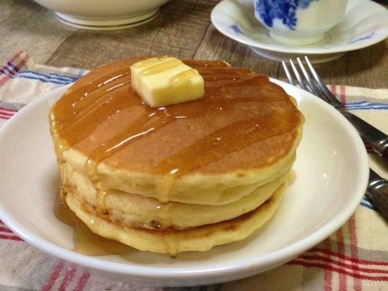 白色の皿に盛られたメレンゲパンケーキ